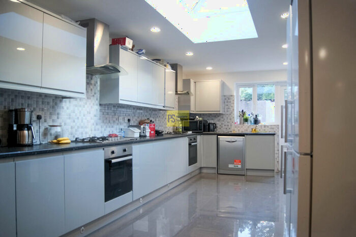 8 Bedroom End Of Terrace House To Rent In Hobart Croft - Ensuite Student Property, B7