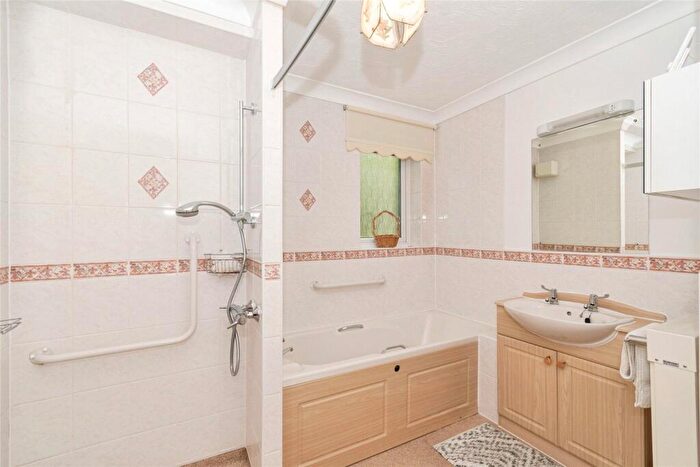 1 Bedroom Apartment For Sale In Aire Valley Court, Bingley, BD16