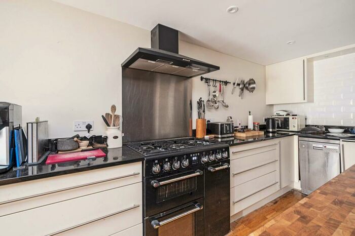 2 Bedroom Flat To Rent In Theydon Road, Clapton, London, E5