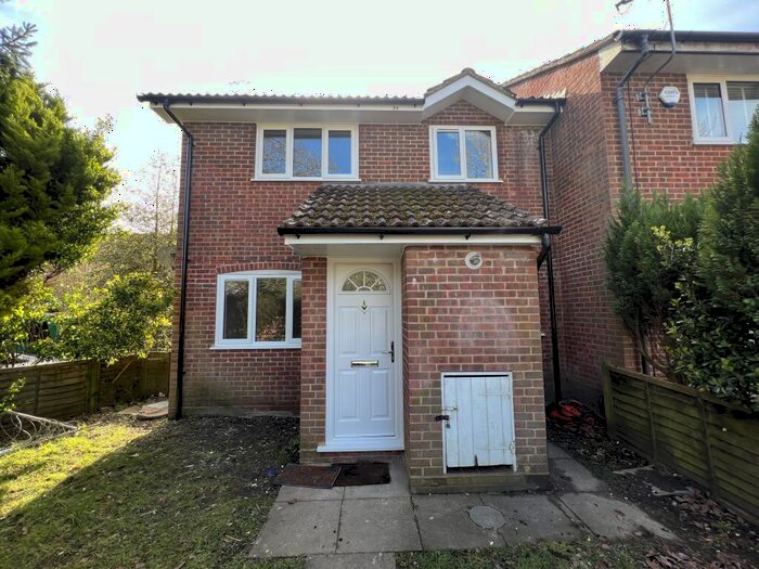 2 Bedroom End Of Terrace House To Rent In Broadhurst Road, Farnborough, GU14