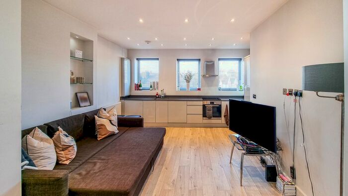 2 Bedroom Flat To Rent In Tooting High Street, London, SW17