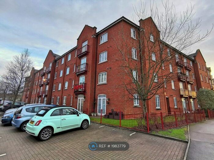 2 Bedroom Flat To Rent In Barnshaw House, Aylesbury, HP21