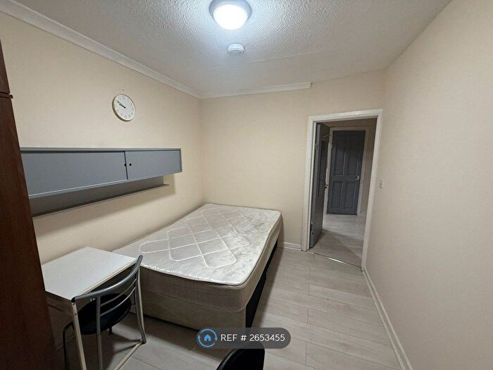 3 Bedroom Flat To Rent In Ealing Broadway, London, W5