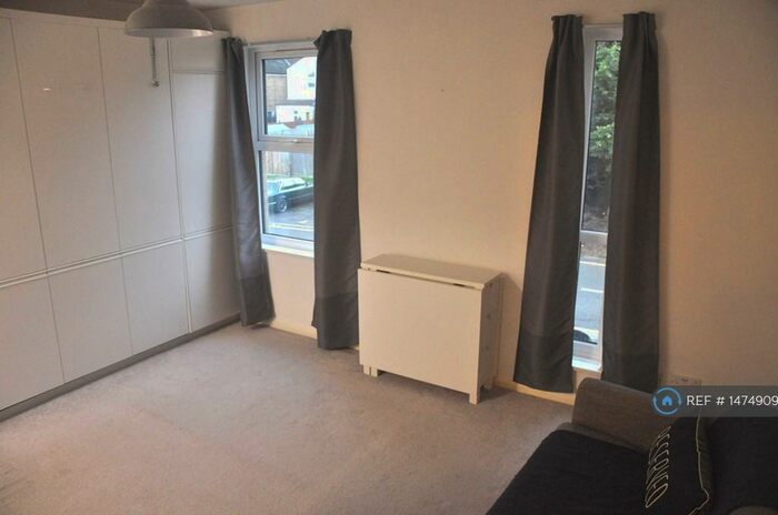 Studio To Rent In Shinners Close, London, SE25