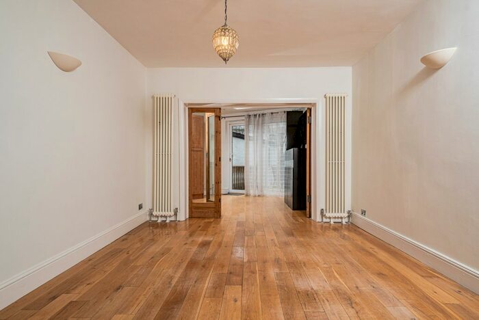 4 Bedroom Semi-Detached House To Rent In Holders Hill Crescent, London, NW4