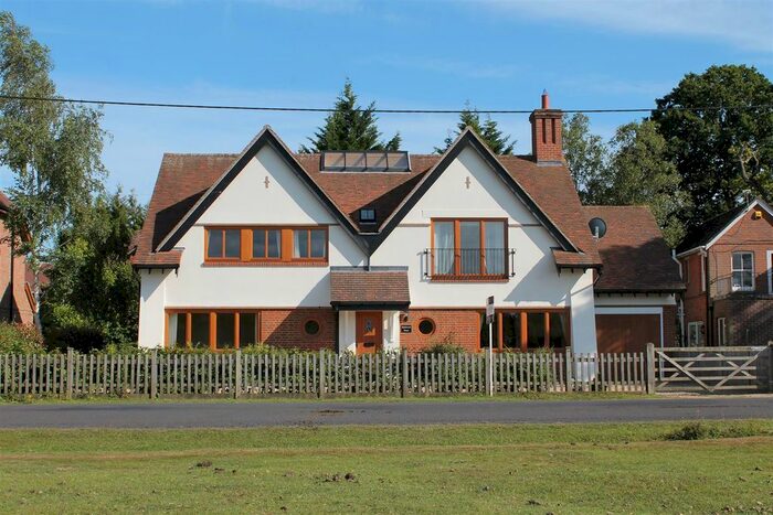3 Bedroom Detached House To Rent In Meerut Road, Brockenhurst, SO42