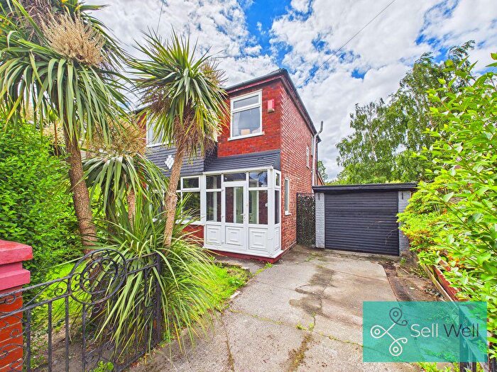 3 Bedroom Semi-Detached House For Sale In Peveril Road, Salford, M5