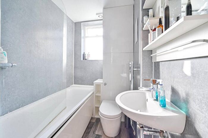 2 Bedroom End Of Terrace House To Rent In Aylesbury Road, Elephant And Castle, London, SE17