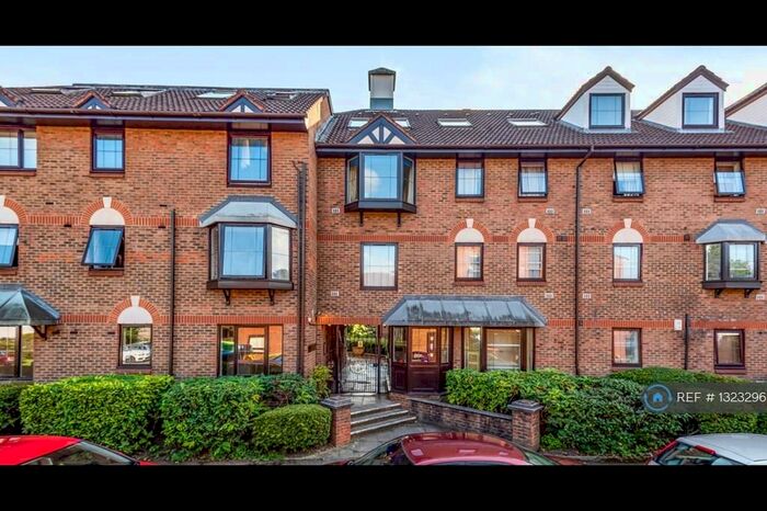 2 Bedroom Flat To Rent In French Apartments, Purley, CR8