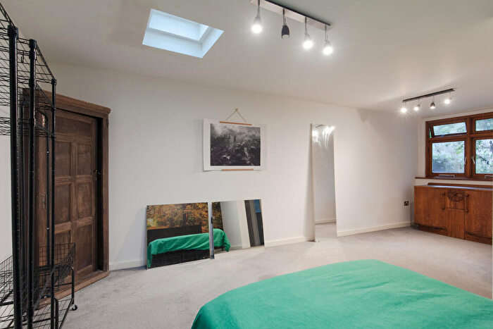 2 Bedroom Flat For Sale In Chadwick Road, Peckham Rye, SE15