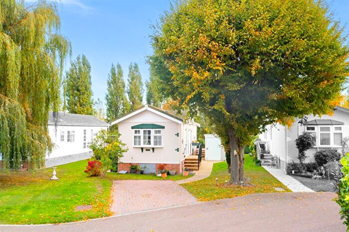1 Bedroom Mobile/park Home For Sale In Pooles Lane, Hullbridge, Hockley, SS5