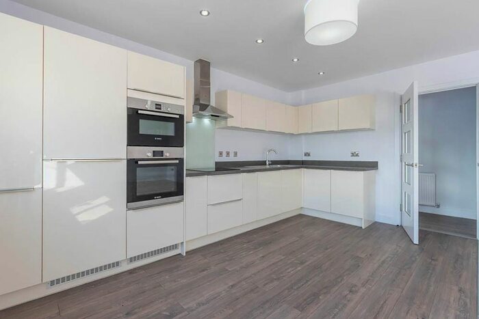 3 Bedroom Flat To Rent In Honduras Wharf, Summer Lane, Birmingham, B19