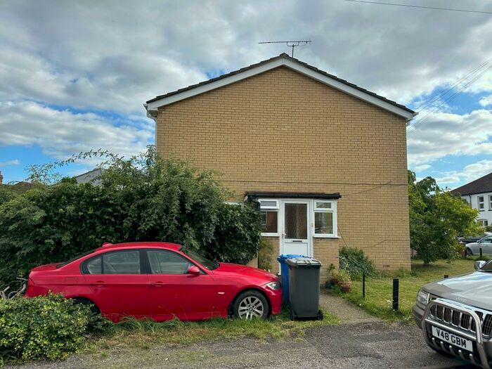 3 Bedroom Semi-Detached House To Rent In Maidenhead, Berkshire, SL6