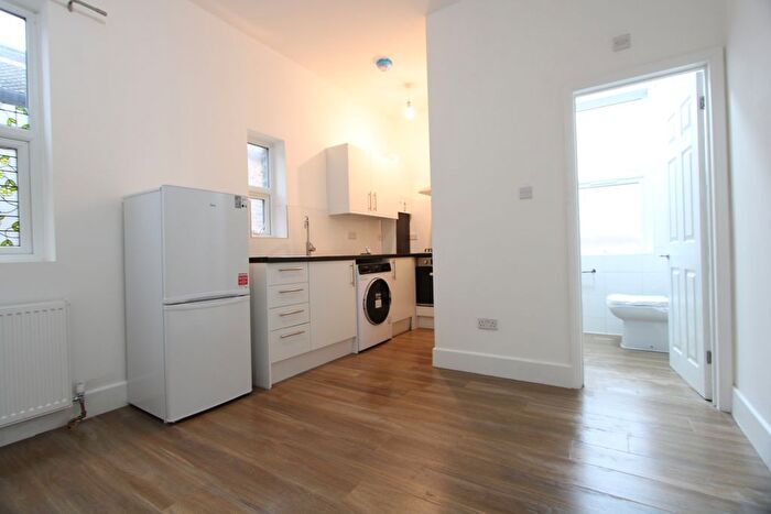 Studio To Rent In North End Road, London, SW6