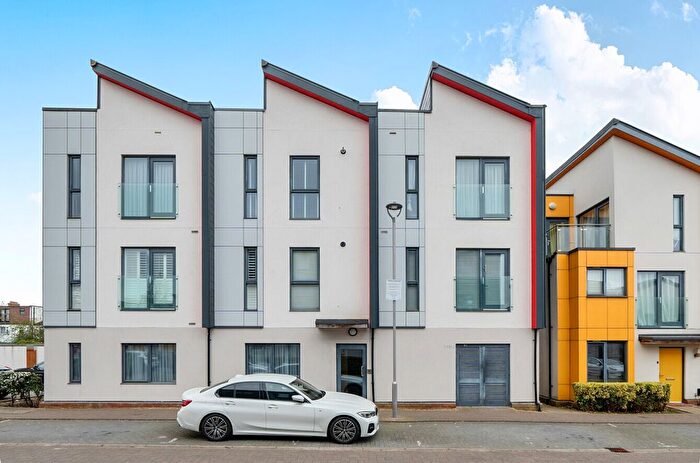 1 Bedroom Flat For Sale In Cairns Avenue, London, SW16