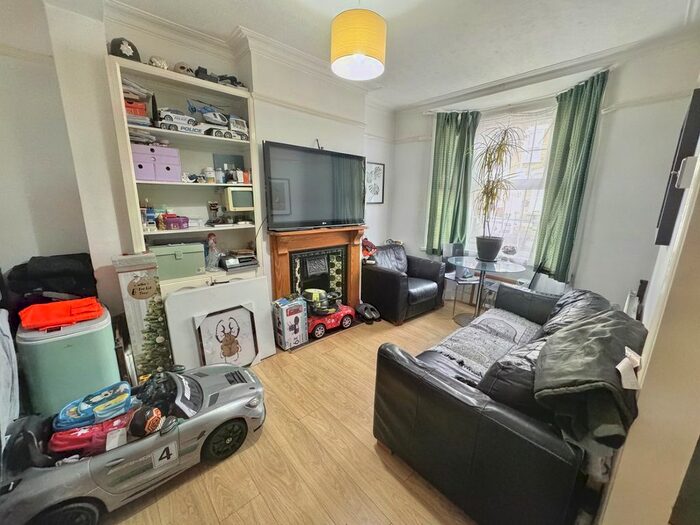 2 Bedroom Property To Rent In White Road, Stratford, E15