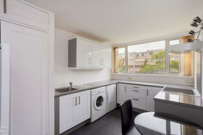 1 Bedroom Flat To Rent In Mountbatten Square, Ward Royal, SL4