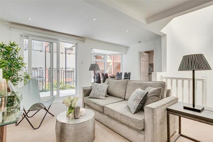 2 Bedroom Flat To Rent In Romney Mews, London, W1U
