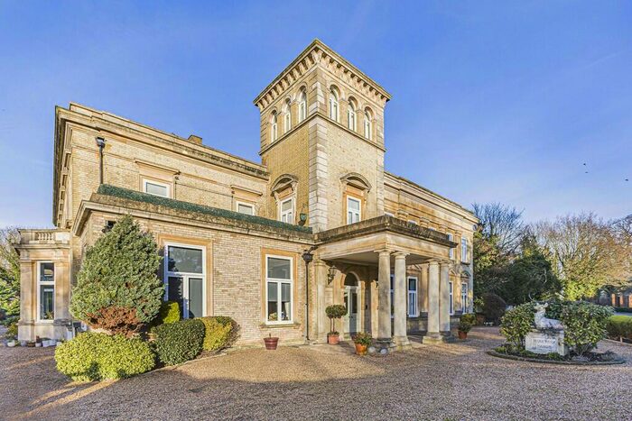 2 Bedroom Apartment To Rent In Ware Park Manor, SG12