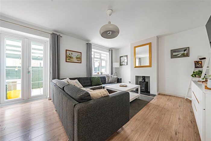 3 Bedroom Maisonette For Sale In Frensham Drive, London, SW15