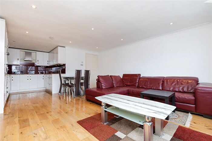3 Bedroom Flat To Rent In Salford Road, London, SW2