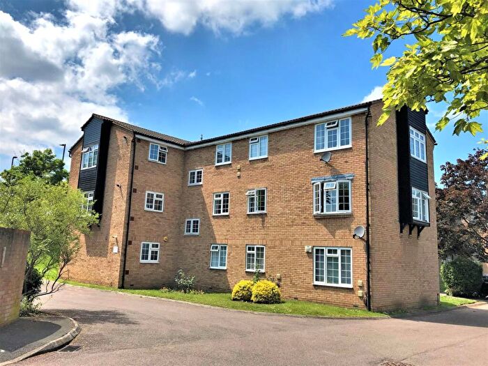 2 Bedroom Apartment To Rent In Mayford Close, Beckenham, BR3