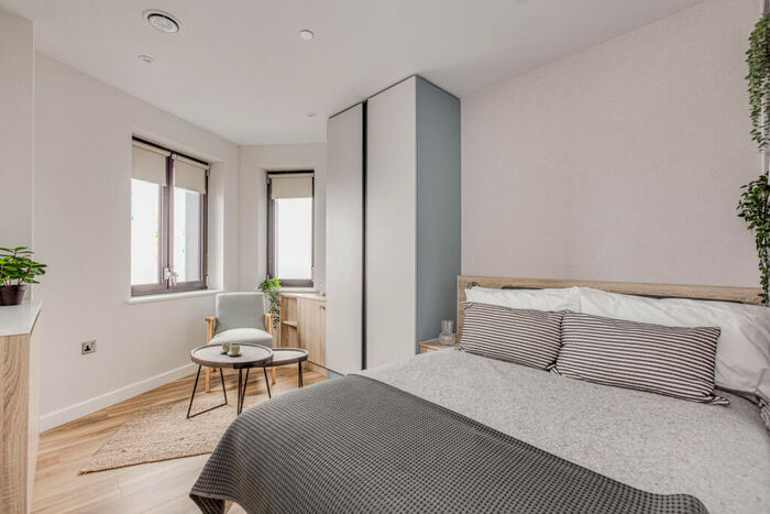 Flat To Rent In College Road, Croydon, CR0