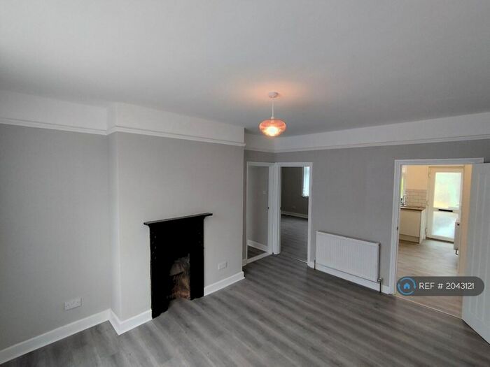 2 Bedroom Maisonette To Rent In Luton Road, Chatham, ME4