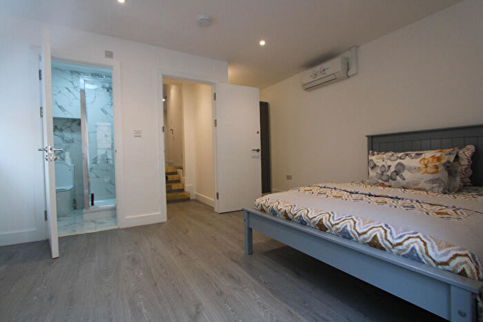 3 Bedroom Flat To Rent In Parkgate Road, London, SW11