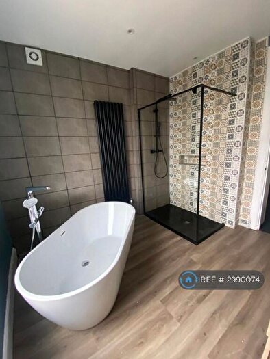 3 Bedroom Terraced House To Rent In Manchester Road, Oldham, OL2