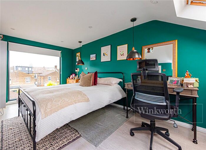 3 Bedroom Apartment For Sale In Bathurst Gardens, London, NW10