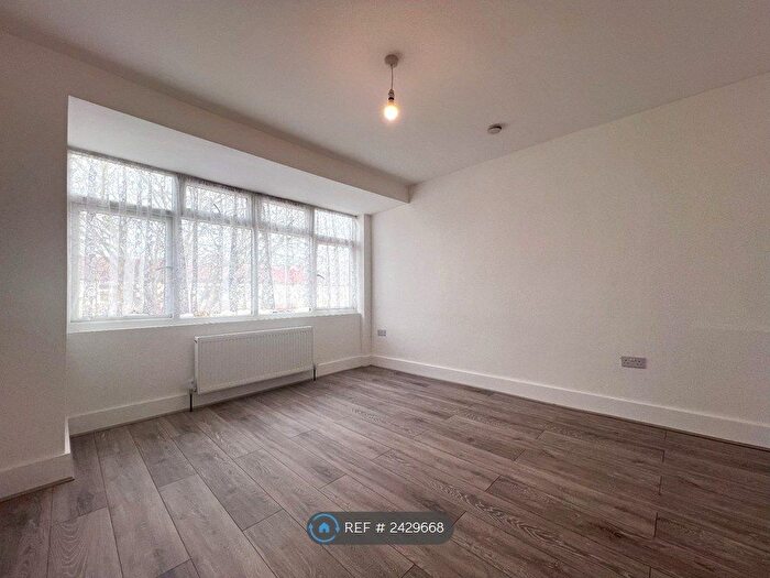 1 Bedroom Flat To Rent In Albany Park Avenue, Enfield, EN3