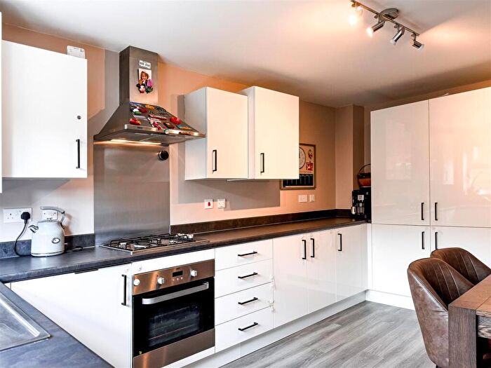 3 Bedroom End Of Terrace House For Sale In Meadow Drive, Long Itchington, Southam, CV47