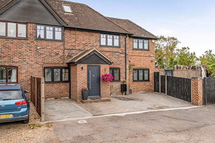 4 Bedroom Semi Detached House For Sale In Chestnut Avenue, Farnham, Surrey, GU9