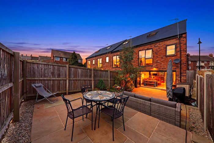 3 Bedroom Town House For Sale In Old Road, Farsley, LS28