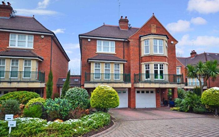 5 Bedroom Property To Rent In Mountview Close, London, NW11