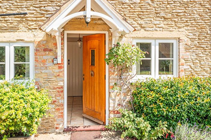 3 Bedroom Detached House For Sale In The Street, Hullavington, SN14