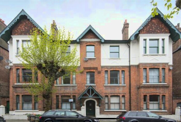 3 Bedroom Flat To Rent In Kinnoul Mansions, London, E5