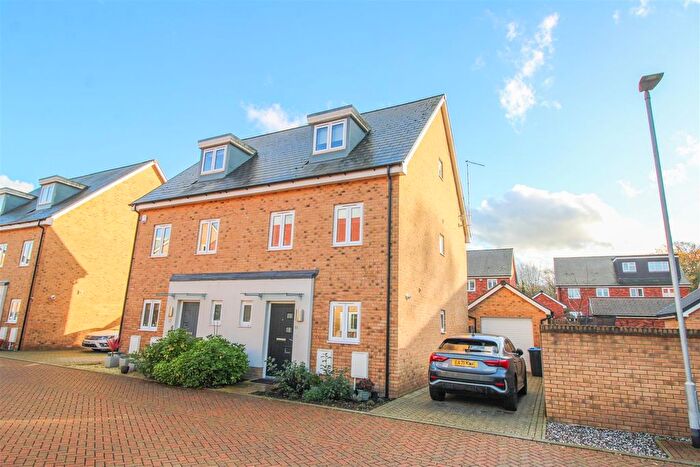 3 Bedroom Semi Detached House For Sale In Huntley Road, Harlow, CM20