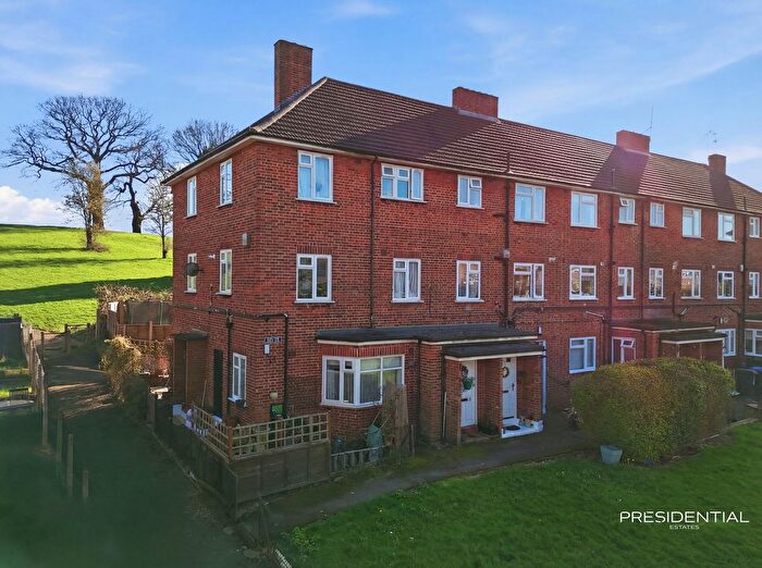 1 Bedroom Flat For Sale In Hillyfields, Loughton, IG10