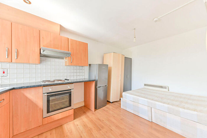 Studio To Rent In High Road, Willesden Green, London, NW10