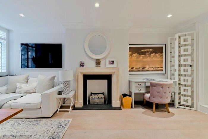 2 Bedroom Flat To Rent In Cadogan Square, London, SW1X