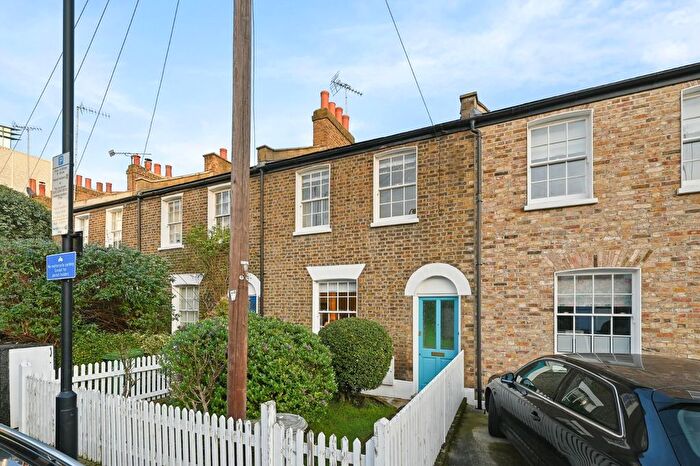 2 Bedroom Cottage To Rent In Shepherds Bush Place, London, W12