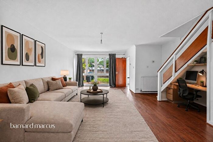 3 Bedroom End Terrace House For Sale In Turnpike Link, Croydon, CR0