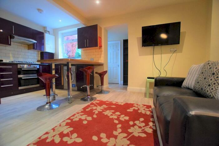 5 Bedroom Semi-Detached House To Rent In Bed Student Home - Glenside Avenue, CT1