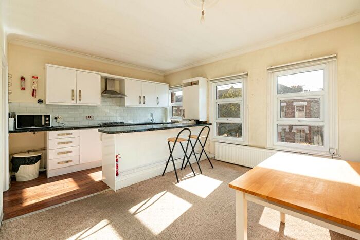 2 Bedroom Flat For Sale In Valmar Road, London, SE5