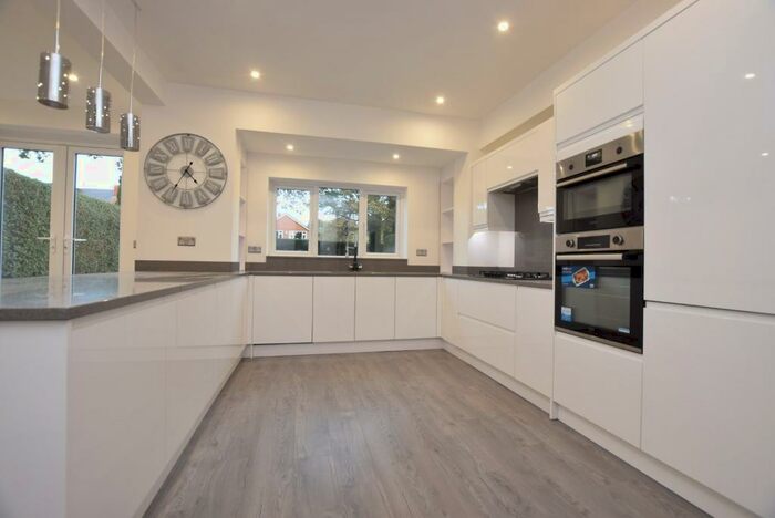 4 Bedroom Detached House To Rent In Gledhow Wood Avenue, Leeds, LS8