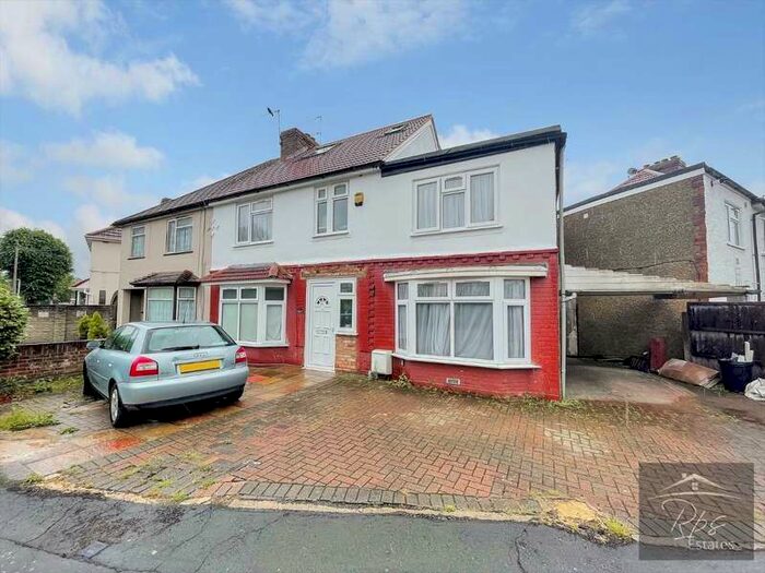 Flat To Rent In Black Rod Close, Hayes, UB3