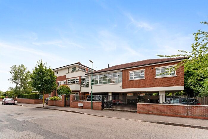 2 Bedroom Flat To Rent In Syon Court, Wanstead, E11