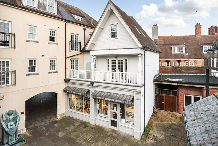 3 Bedroom Flat For Sale In Church Square, Chichester, PO19